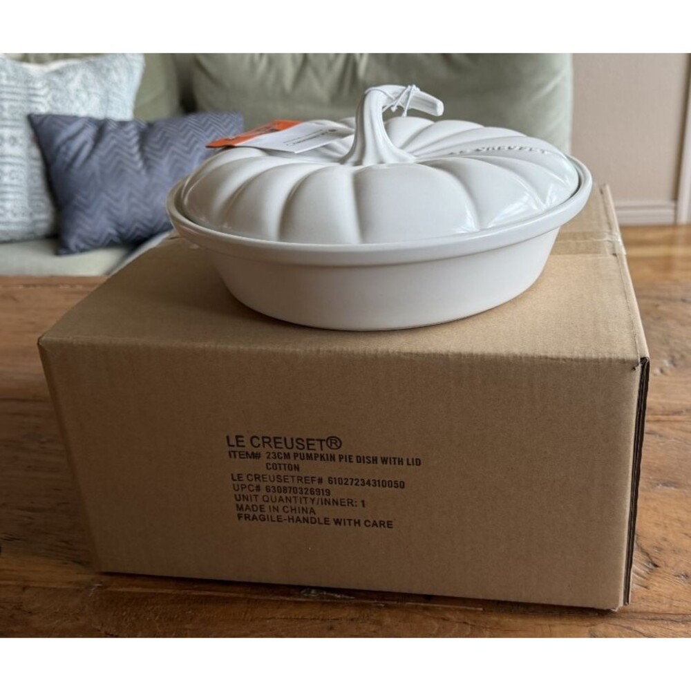 Le Creuset Stoneware Figural Pumpkin Baker Pie Dish w/ Lid 9 in Cotton White NEW